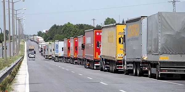 Kap�kule ve Hamzabeyli s�n�r kap�lar�nda t�r kuyruklar�