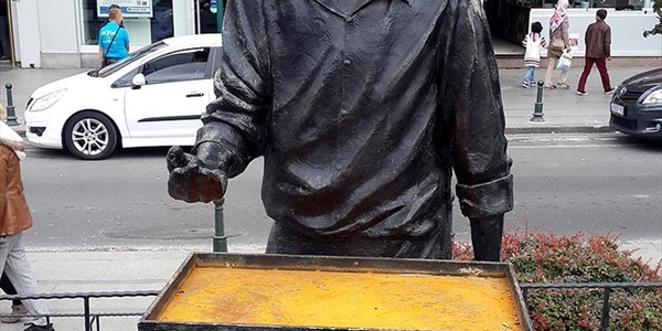 Simit�i heykelindeki maket simitler �al�nd�