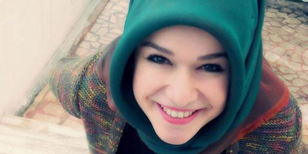 Yolun karşısına geçmeye çalışan genç kıza araba çarptı