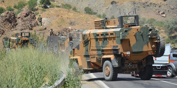 Diyarbakır'da askeri konvoya saldırı: 8 yaralı
