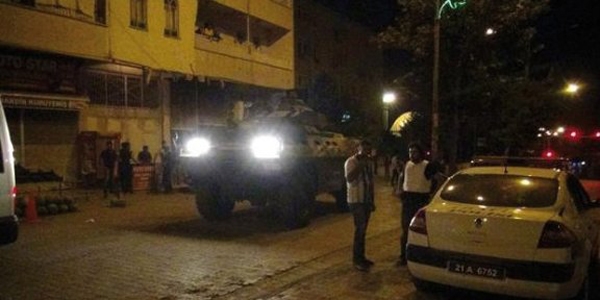 Diyarbakr'da polis merkezine bombal saldr