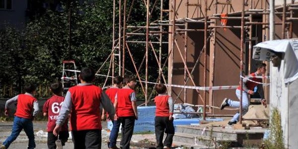 Demir iskele altında eğitim!
