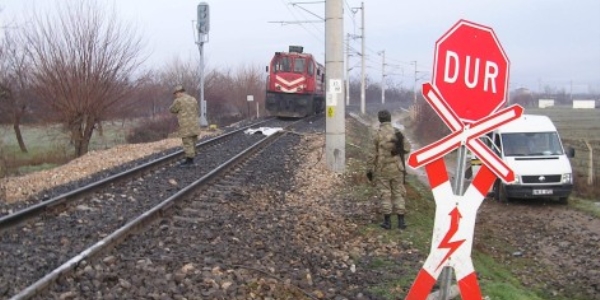 Silivri'de yük treni kamyona çarptı: 1 yaralı