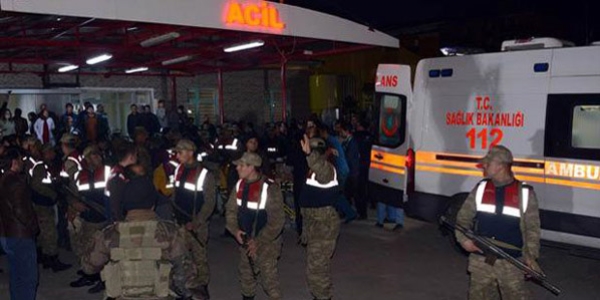 Van'da karakola saldırı: 7'si asker, 9 yaralı