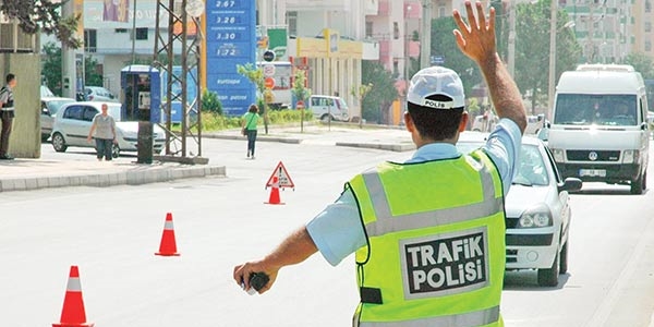 Polis, postacı ve simitçi kılığında ceza yazdırıyor
