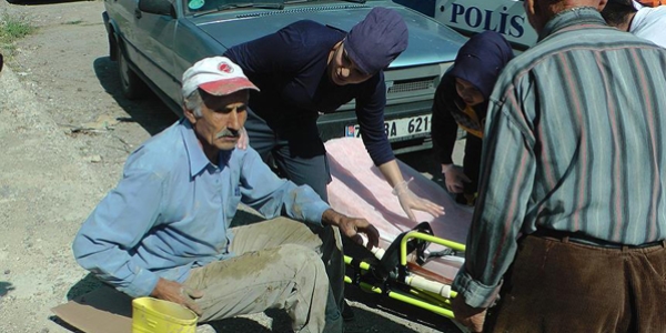 Üstü kirli yaralı işçi ambulansa binmek istemedi