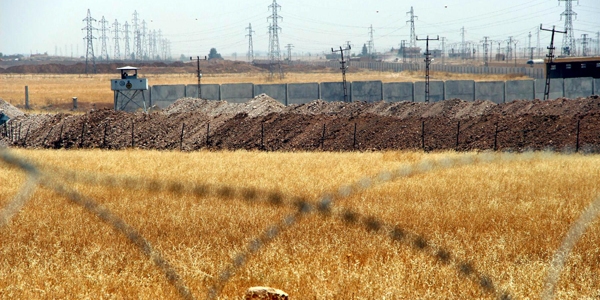 Türkiye sınır hattında hendek kazma çalışması sürüyor
