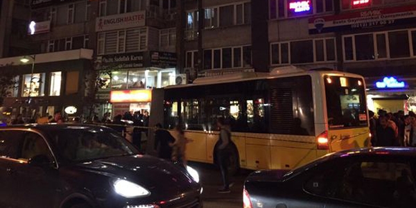 Gaz pedali takılı kalan İETT otobüsü mağazaya daldı