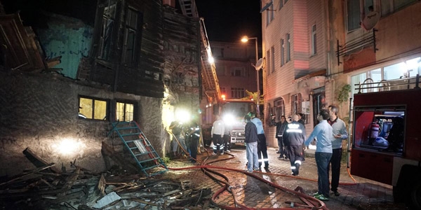 Yangına müdahale eden itfaiye eri son anda kurtarıldı