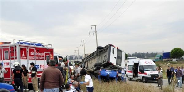 Askeri araç servis minibüsüyle çarpıştı: 12 yaralı