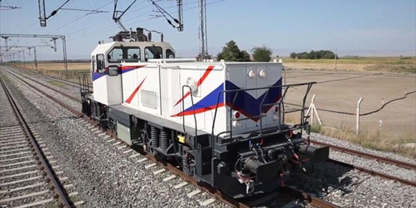 Milli elektrikli lokomotif raylara iniyor