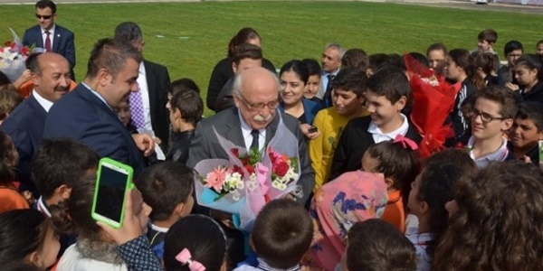 Bakan Avcı, doğum gününü öğrencilerle kutladı