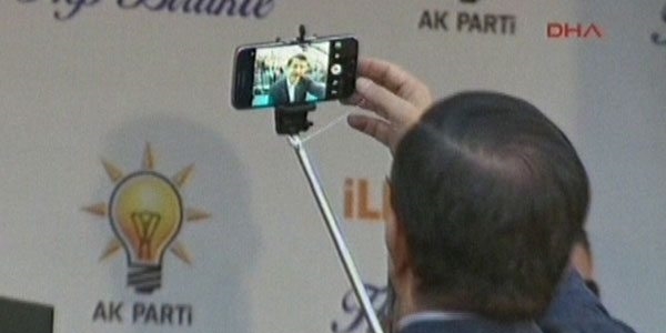 Babakan, sahnede selfie ekti