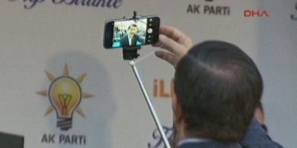 Başbakan, sahnede selfie çekti