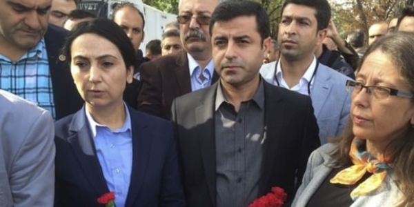 100'e yakın ölü var. Demirtaş oy istedi