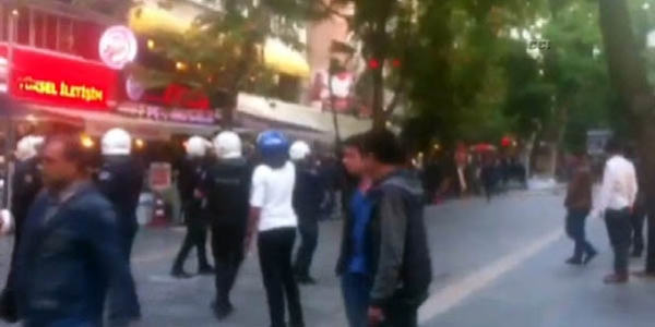 Ankara'da polise taşlı saldırı!
