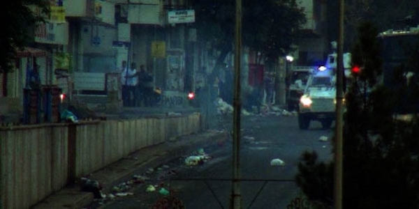Diyarbakr'da yzleri maskeli grup, polis ekiplerine saldrd