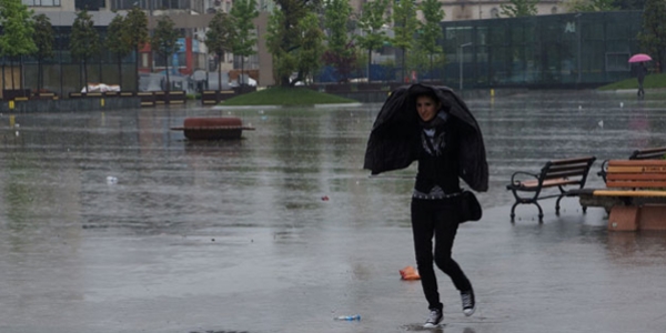 İstanbul'da sağanak yağış, hayatı olumsuz etkiledi
