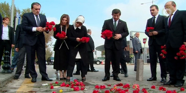 Başbakan, katliamın yaşandığı yere karanfil bıraktı