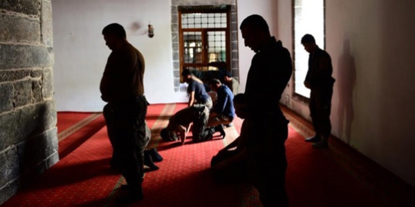 Teröristlerden temizledikleri camide namaz kıldılar