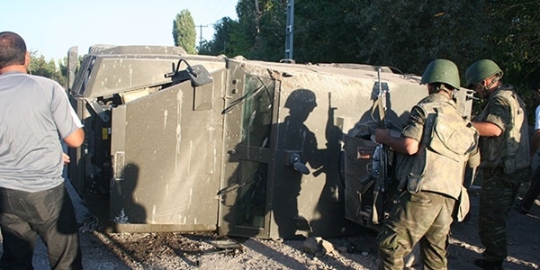 Askeri ara devrildi: 13 yaral