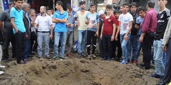 Teröristlerce yola döşenen bombayı vatandaşlar fark etti