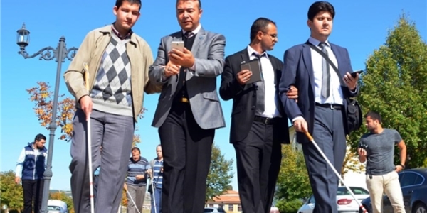 Görme engelliler üniversiteyi cep telefonu yardımıyla gezecek