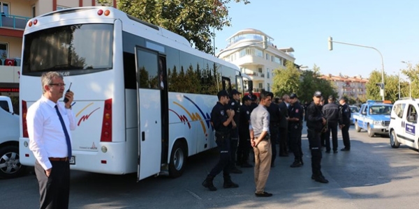 AK Parti milletvekili adaylarının tanıtım standına saldırı