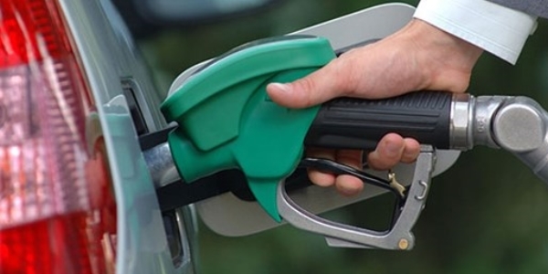 Benzine dün 9, bugün de 5 kuruş indirim yapıldı