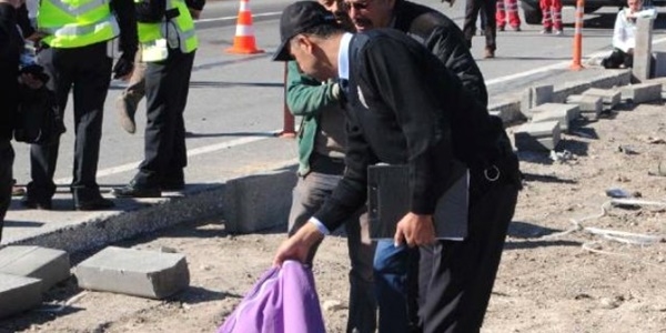 Otomobil, i��ilerin aras�na dald�: 2 �l� 1 yaral�