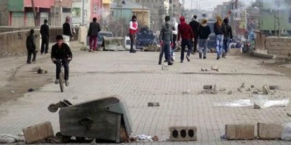 Kars'ta polise taş ve yumurtalı saldırı