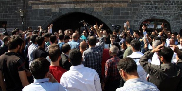 O afişi astıran kişi görevden alındı