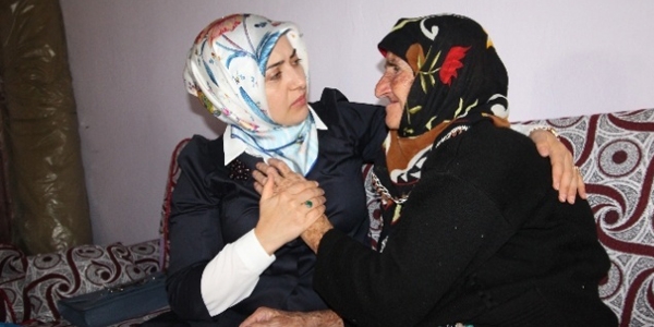 Vali eşi halkın arasında gezip ihtiyaçlarını karşılıyor