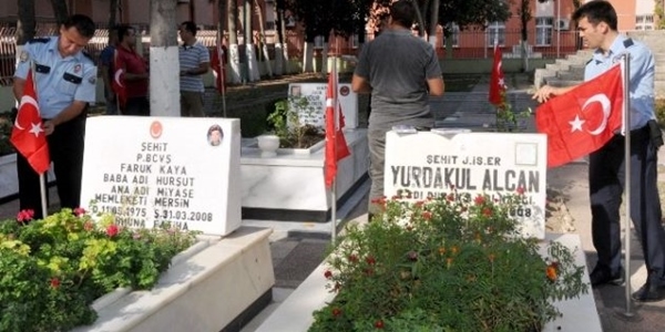 Mersin'de şehitlikteki bayrakları söktüler