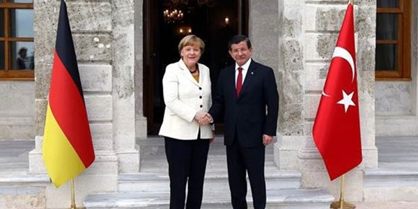 Davutoğlu-Merkel görüşmesi başladı