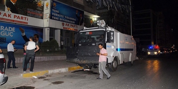 AK Parti Diyarbakır binasına bombalı saldırı