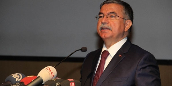 Yılmaz: Şehitlerimiz bu bayrak inmesin diye can verdi