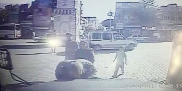 Vatanda�, yol g�venli�i alan z�rhl� polis arac�n� �pt�