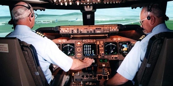 Kule ile pilotun aras�na radyo yay�n� girdi