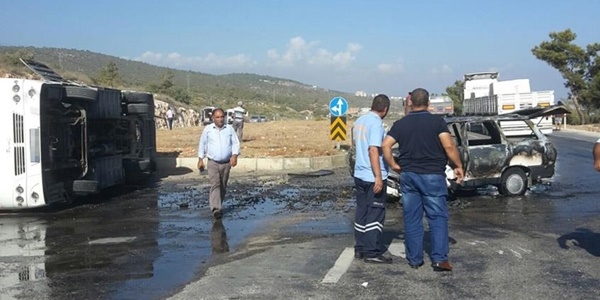 ��renci servisi ile otomobil �arp��t�: 26 yaral�