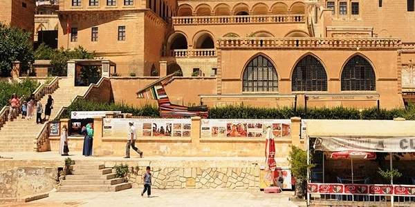 Terör turist sayısını yarı yarıya düşürdü