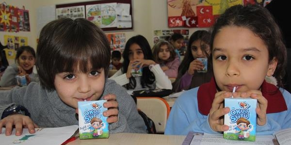 Suriyeli öğrencilere de okul sütü dagıtılacak