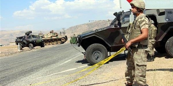 �ran'a ka�an PKK'l�lara ait cephanelik bulundu