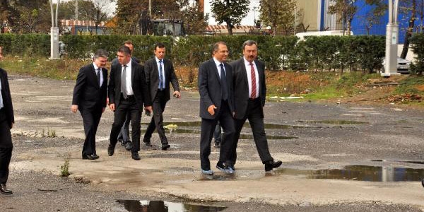Vali, eski kömür yıkama tesisi alanında galoşla gezdi