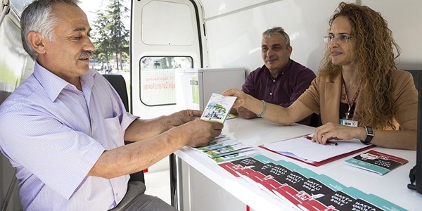 Sağlık hizmetlerini vatandaşın ayağına giderek anlatıyorlar
