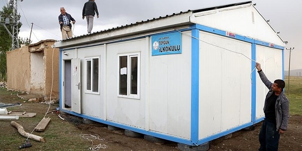 Mezradaki öğrencilere prefabrik derslik