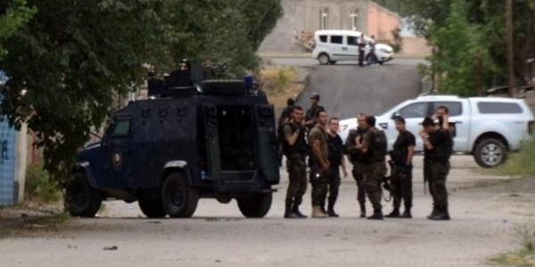 O operasyonda 'canlı bomba' kendini patlatmış