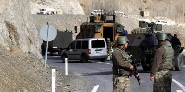 Hakkari'de yola döşenen bomba patladı: 1 yaralı