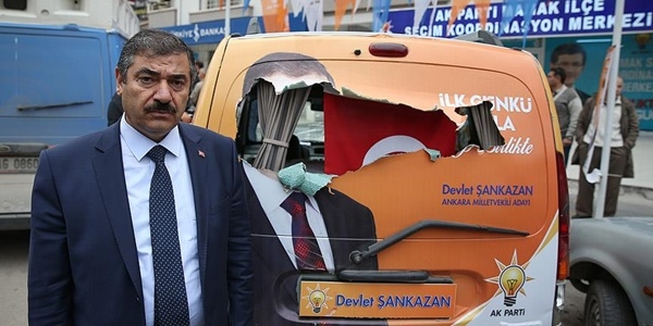 AK Parti seçim aracına saldırı
