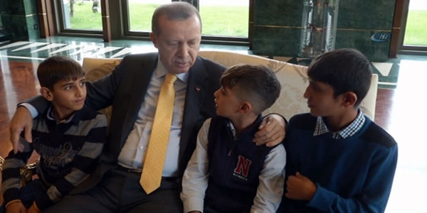 Erdoğan, kahraman miniklerden yaşananları dinledi